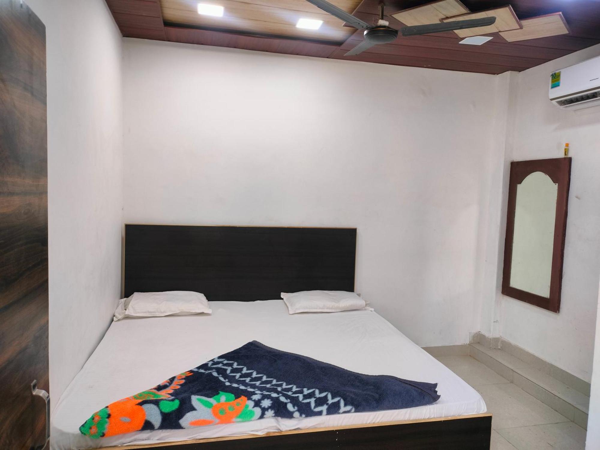 Hotel R G Sewa Sadan Mathura Esterno foto